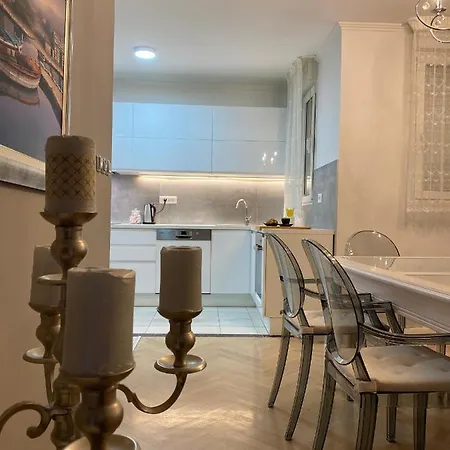 Sandra, With 2 Bathroom, Wi-fi, Private Parking Appartamento *